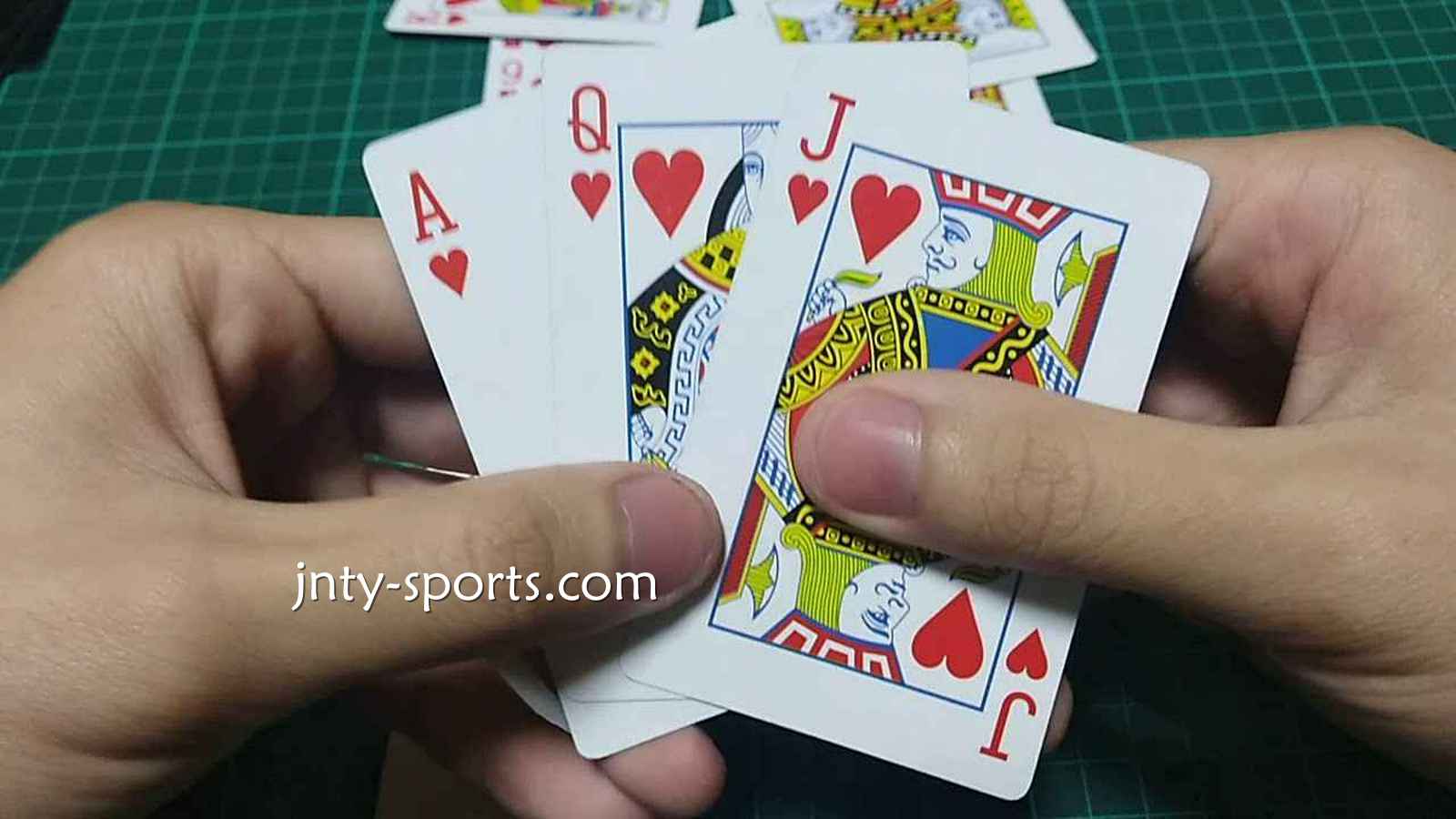 在冠军体育快速玩起棋牌游戏《越南扑克》经典比大小